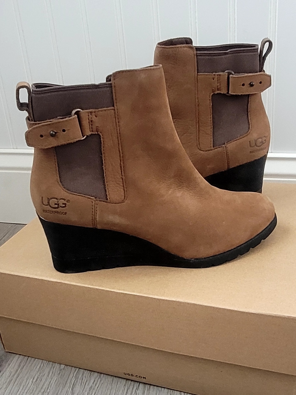 Like New UGG Women's Chestnut Brown Wedge Chelsea Boot